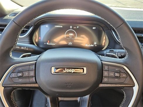 Used 2025 Jeep Grand Cherokee Laredo image 23