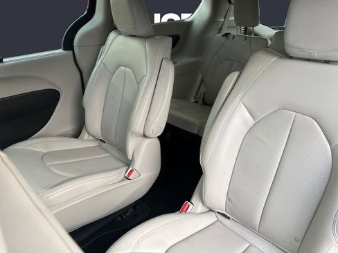 Used 2018 Chrysler Pacifica Touring-L FWD image 13