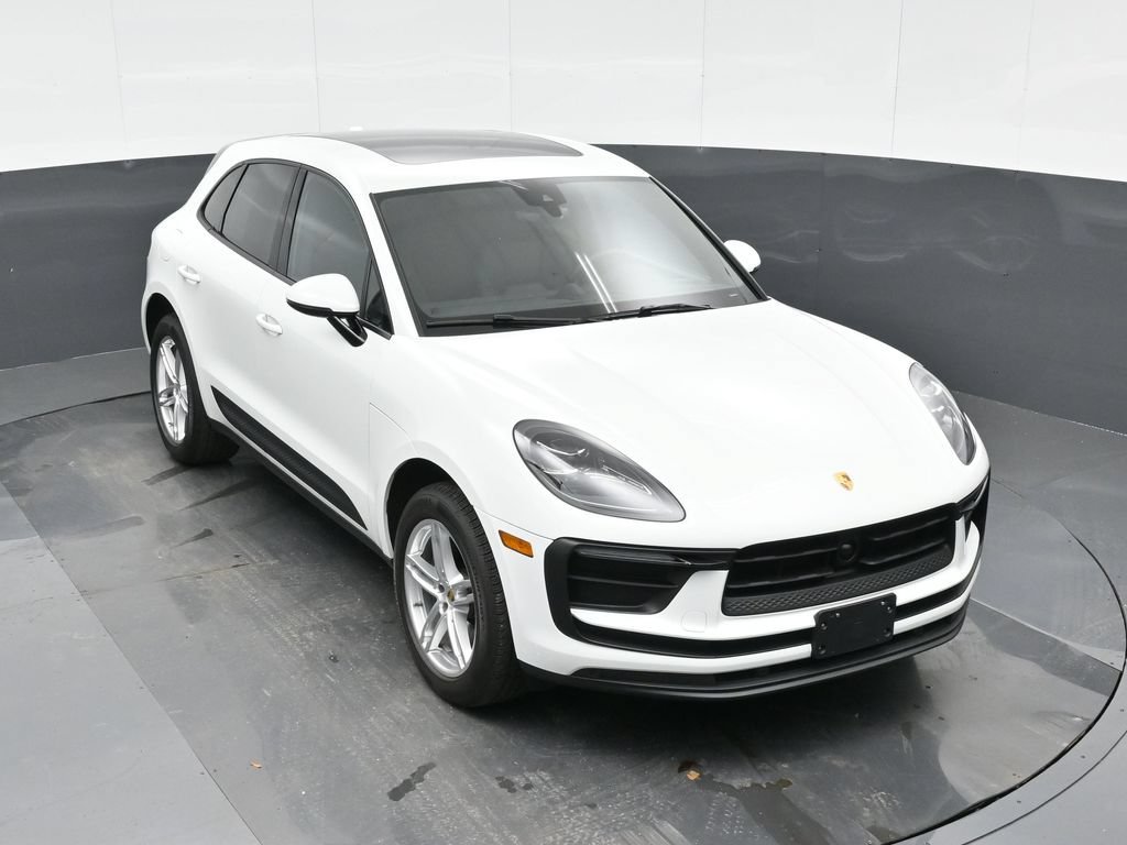Certified 2025 Porsche Macan AWD/4WD image 32