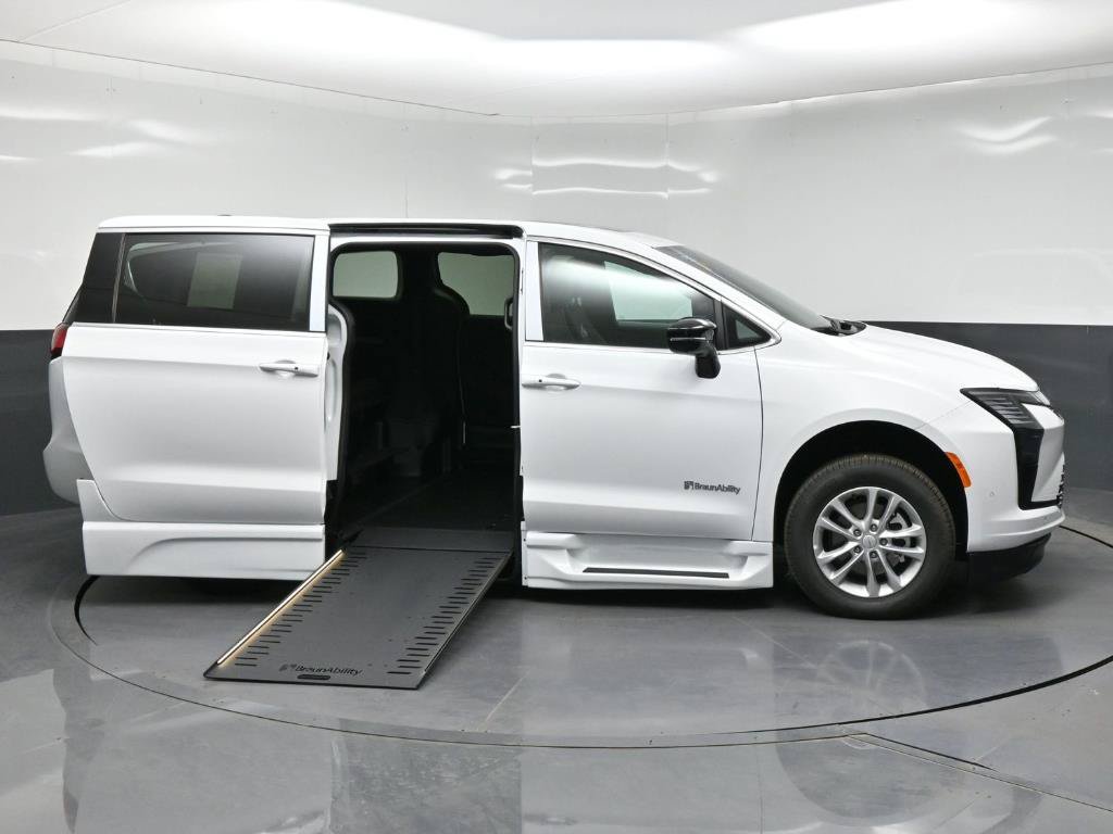 Used 2027 Chrysler Pacifica Select w/ Family Tech Group FWD image 8
