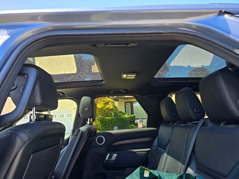 Used 2018 Land Rover Discovery HSE AWD/4WD image 29