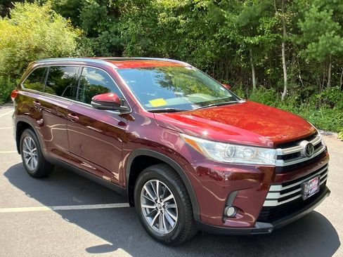 Used 2019 Toyota Highlander XLE AWD/4WD image 7