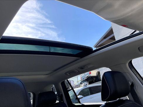 Certified 2024 Volkswagen Tiguan SE w/ Panoramic Sunroof Package FWD image 29