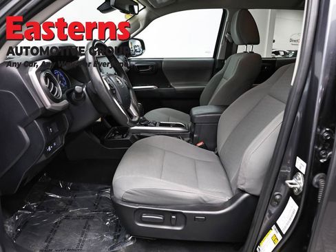 Used 2020 Toyota Tacoma SR5 AWD/4WD image 13