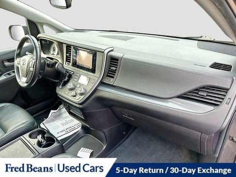 Used 2016 Toyota Sienna SE Premium w/ Four Season Floor Mat Package FWD image 38