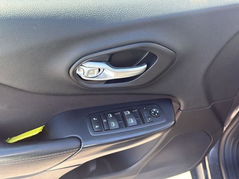 Used 2016 Jeep Cherokee Latitude w/ Cold Weather Group image 10