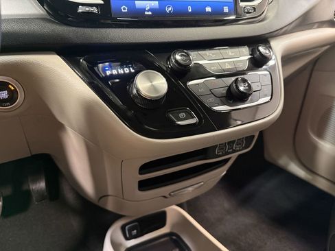 Used 2024 Chrysler Pacifica Touring-L image 81