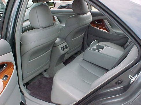 Used 2011 Toyota Camry XLE w/ SE/XLE Extra-Value Pkg FWD image 38