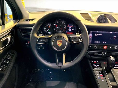 Certified 2025 Porsche Macan image 15