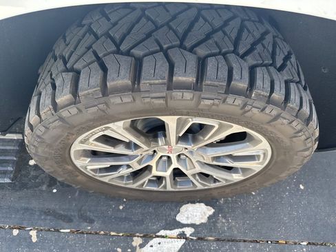 Used 2026 GMC Yukon Denali w/ Sun & Power Step Package image 11