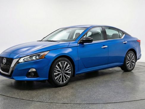 Used 2025 Nissan Altima 2.5 SV image 3