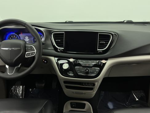 Used 2023 Chrysler Pacifica Touring-L FWD image 29