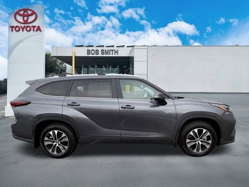Certified 2024 Toyota Highlander XLE image 5
