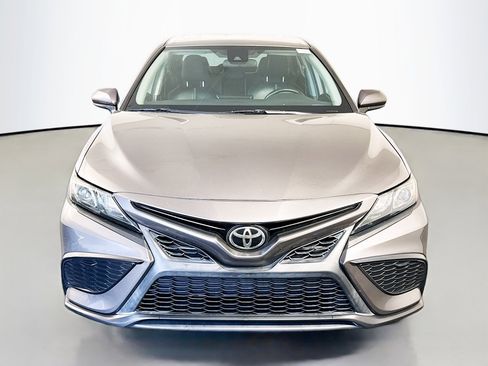 Used 2021 Toyota Camry SE image 2