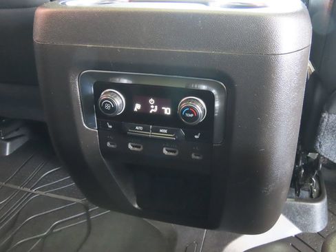 Used 2021 Chevrolet Tahoe Z71 w/ Luxury Package AWD/4WD image 35