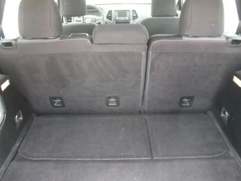 Used 2014 Jeep Cherokee Sport FWD image 35