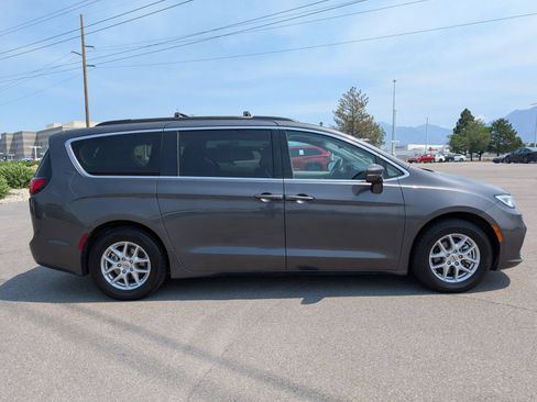 Used 2022 Chrysler Pacifica Touring-L FWD image 2