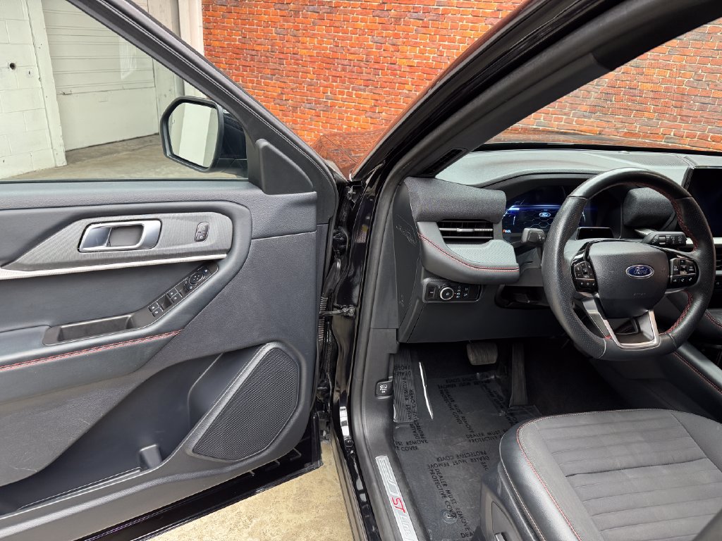 Used 2025 Ford Explorer ST-Line w/ ST-Line Street Pack AWD/4WD image 10