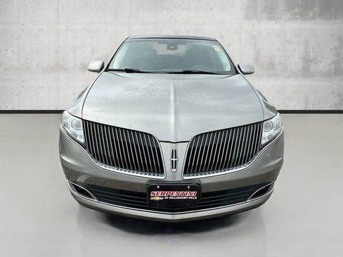Used 2015 Lincoln MKT FWD image 2