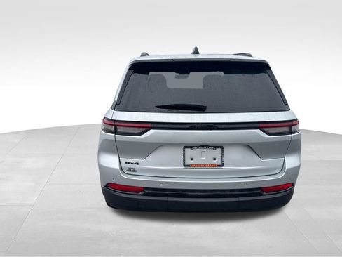 Used 2025 Jeep Grand Cherokee Altitude image 4