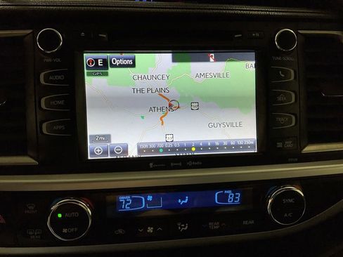 Used 2016 Toyota Highlander XLE image 3