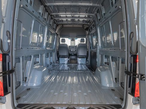 Used 2025 Mercedes-Benz Sprinter 2500 image 30