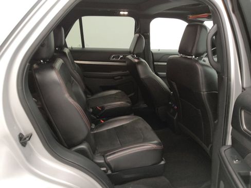 Used 2019 Ford Explorer XLT w/ Equipment Group 202A AWD/4WD image 19