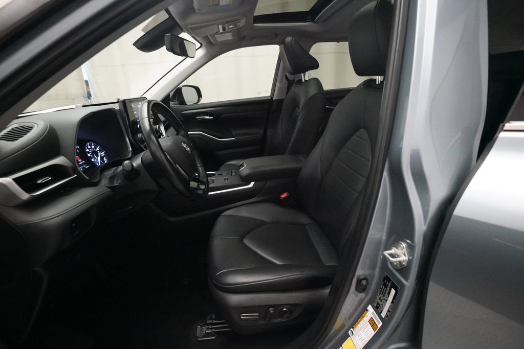 Used 2020 Toyota Highlander XLE FWD image 7