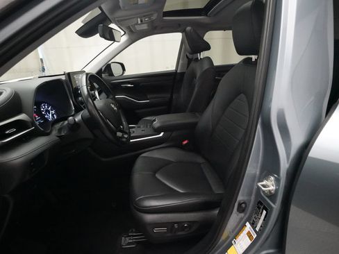 Used 2020 Toyota Highlander XLE FWD image 7