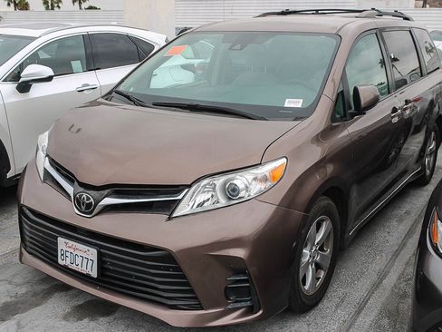 Used 2018 Toyota Sienna LE w/ Carpet Mat Package FWD image 2