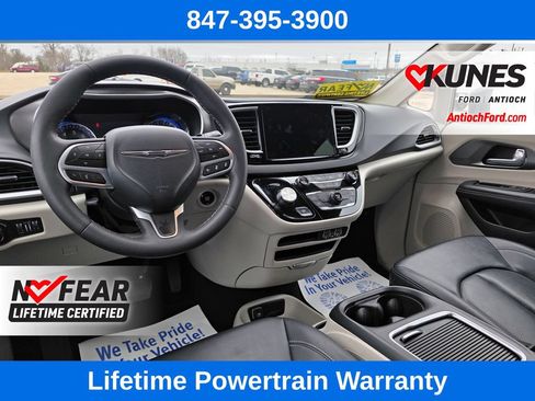 Used 2024 Chrysler Pacifica Touring-L FWD image 37