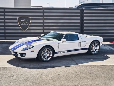 Used 2006 Ford GT RWD image 5