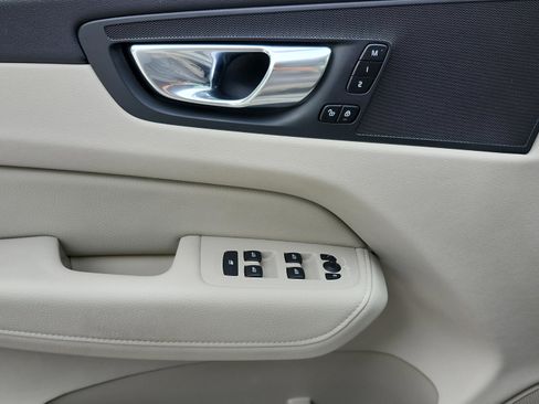 Used 2022 Volvo XC60 B5 Momentum w/ Protection Package Premier image 31