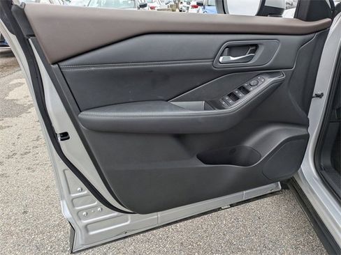 Used 2023 Nissan Rogue SV w/ SV Premium B Package image 12