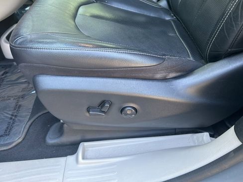 Used 2022 Chrysler Pacifica Touring-L FWD image 15