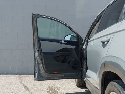 Used 2023 Volkswagen Taos SE w/ Panoramic Sunroof Package AWD/4WD image 15