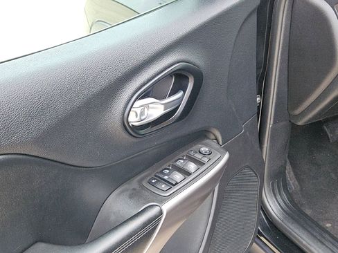 Used 2021 Jeep Cherokee Latitude w/ Mopar Interior Package image 12