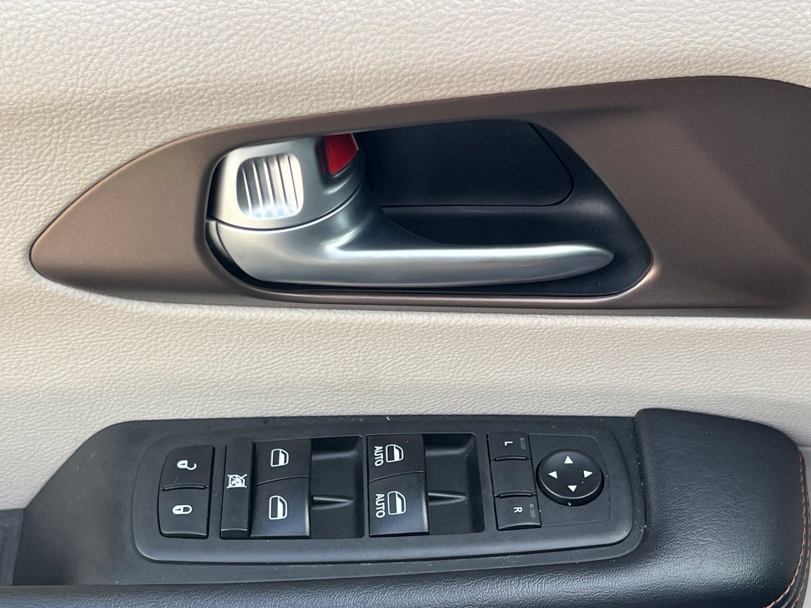 Used 2018 Chrysler Pacifica Touring Plus w/ Tire & Wheel Group FWD image 27