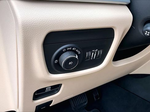 Used 2024 Jeep Grand Cherokee Limited w/ Luxury Tech Group II RWD image 45