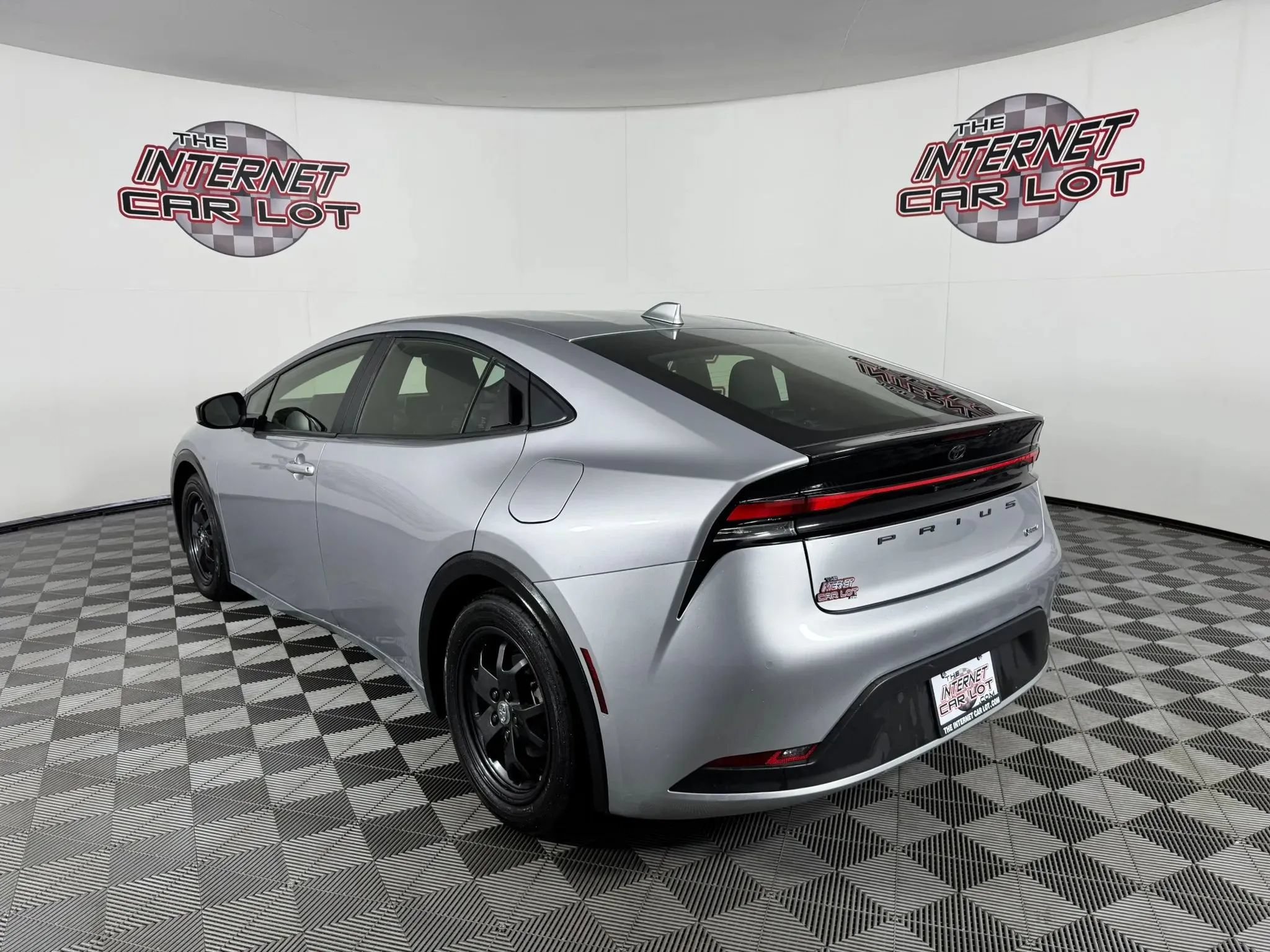 Used 2025 Toyota Prius LE AWD/4WD image 5