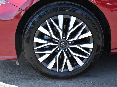 Used 2025 Nissan Altima 2.5 SV FWD image 12