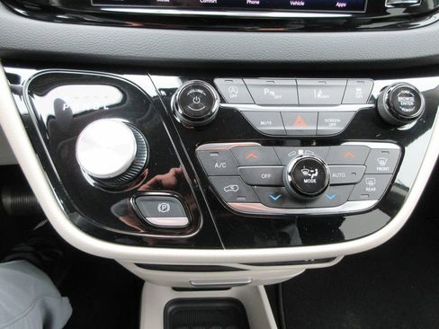 Used 2023 Chrysler Pacifica Touring-L image 30