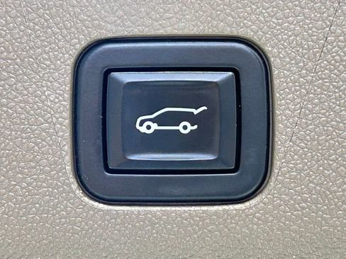 Used 2021 GMC Yukon XL Denali image 17