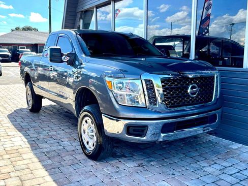 Used 2017 Nissan Titan SV image 4