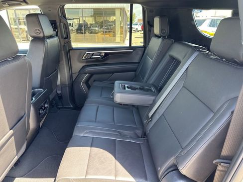 Used 2025 Chevrolet Suburban Z71 AWD/4WD image 29
