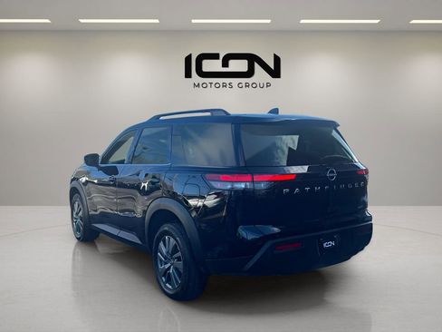 Used 2025 Nissan Pathfinder SV image 3
