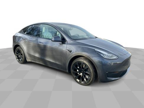 Used 2023 Tesla Model Y Long Range image 2