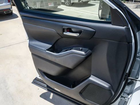 Used 2024 Toyota Highlander XLE FWD image 26
