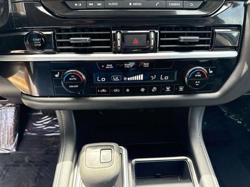 Used 2025 Nissan Pathfinder SV FWD image 27
