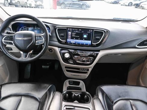 Used 2023 Chrysler Pacifica Touring-L FWD image 13